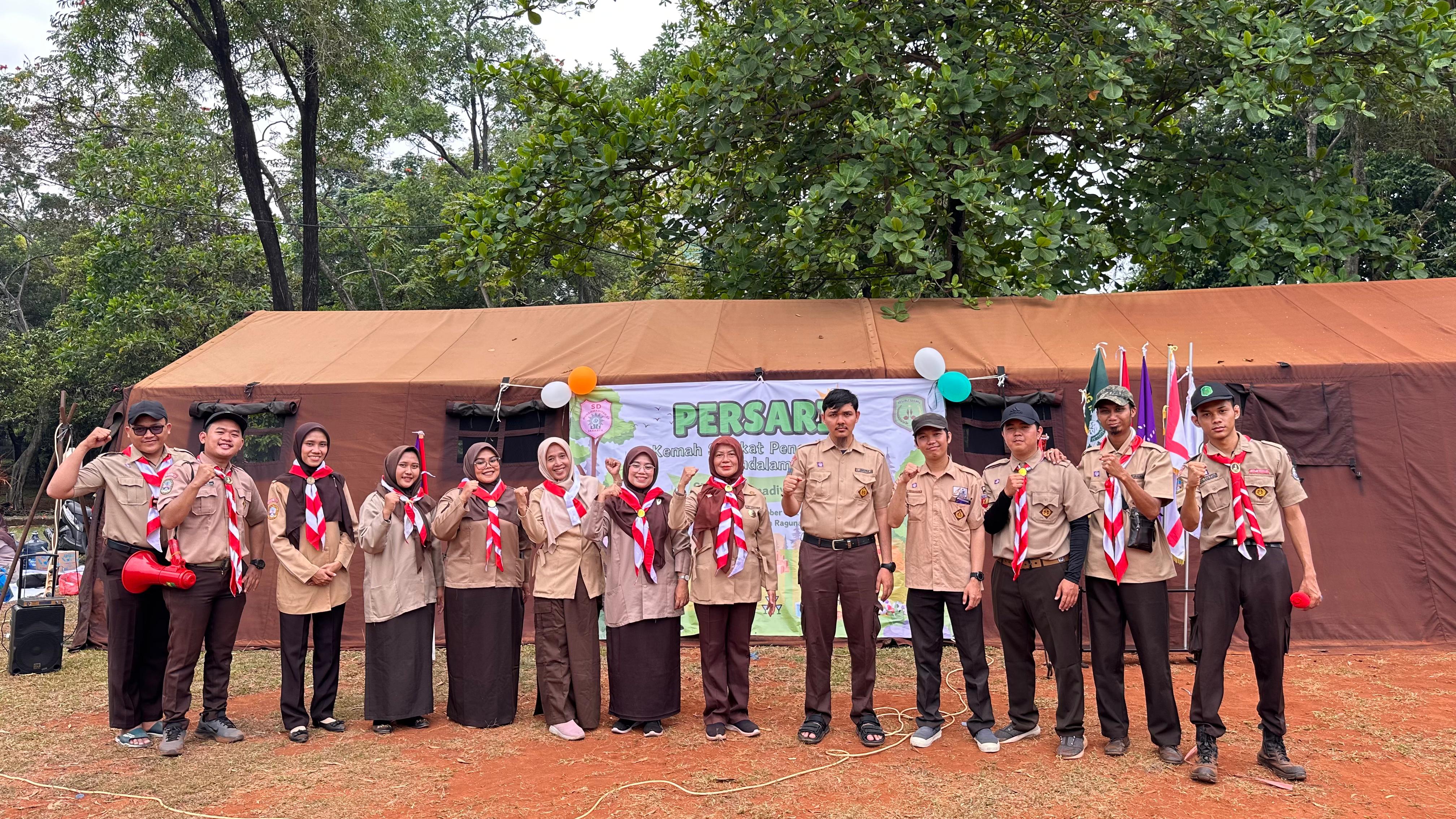 Foto Bersama Kepala Sekolah, Guru dan Kaka Pembina Pramuka